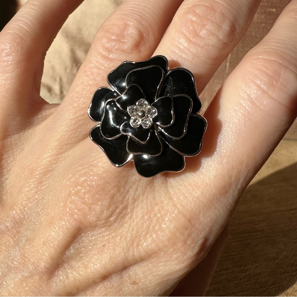 Stella & Dot black/silver-tone enamel flower ring, size 7 adjustable